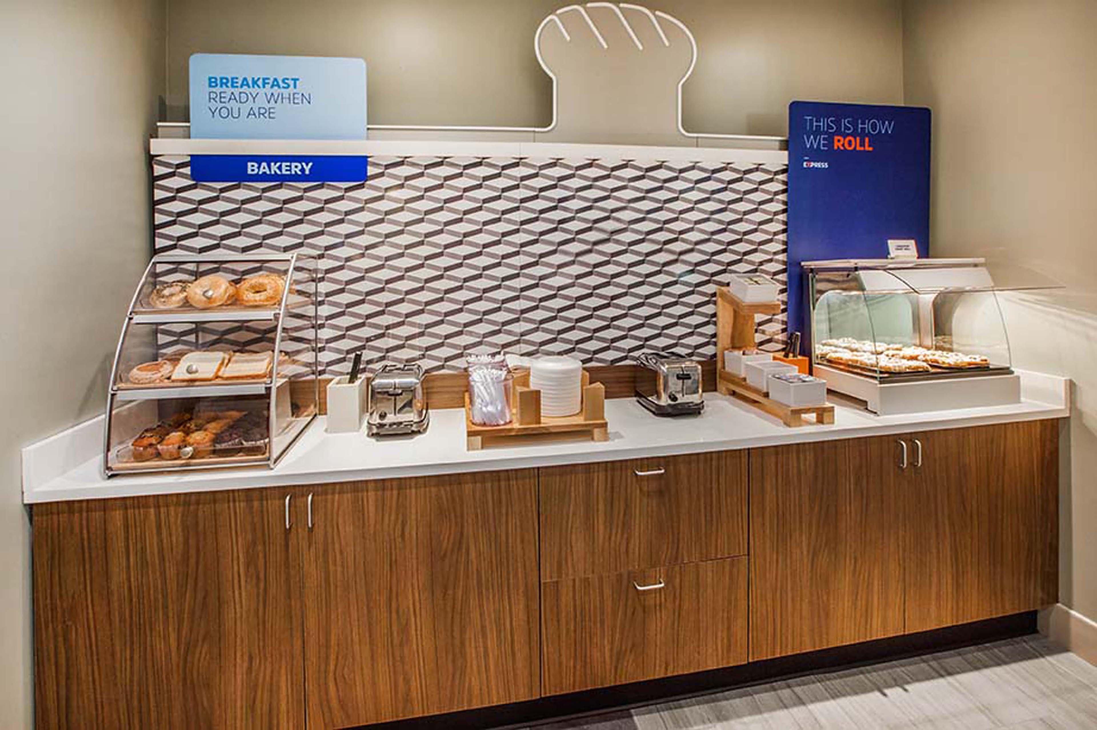 Holiday Inn Express Edmonton North By Ihg מראה חיצוני תמונה