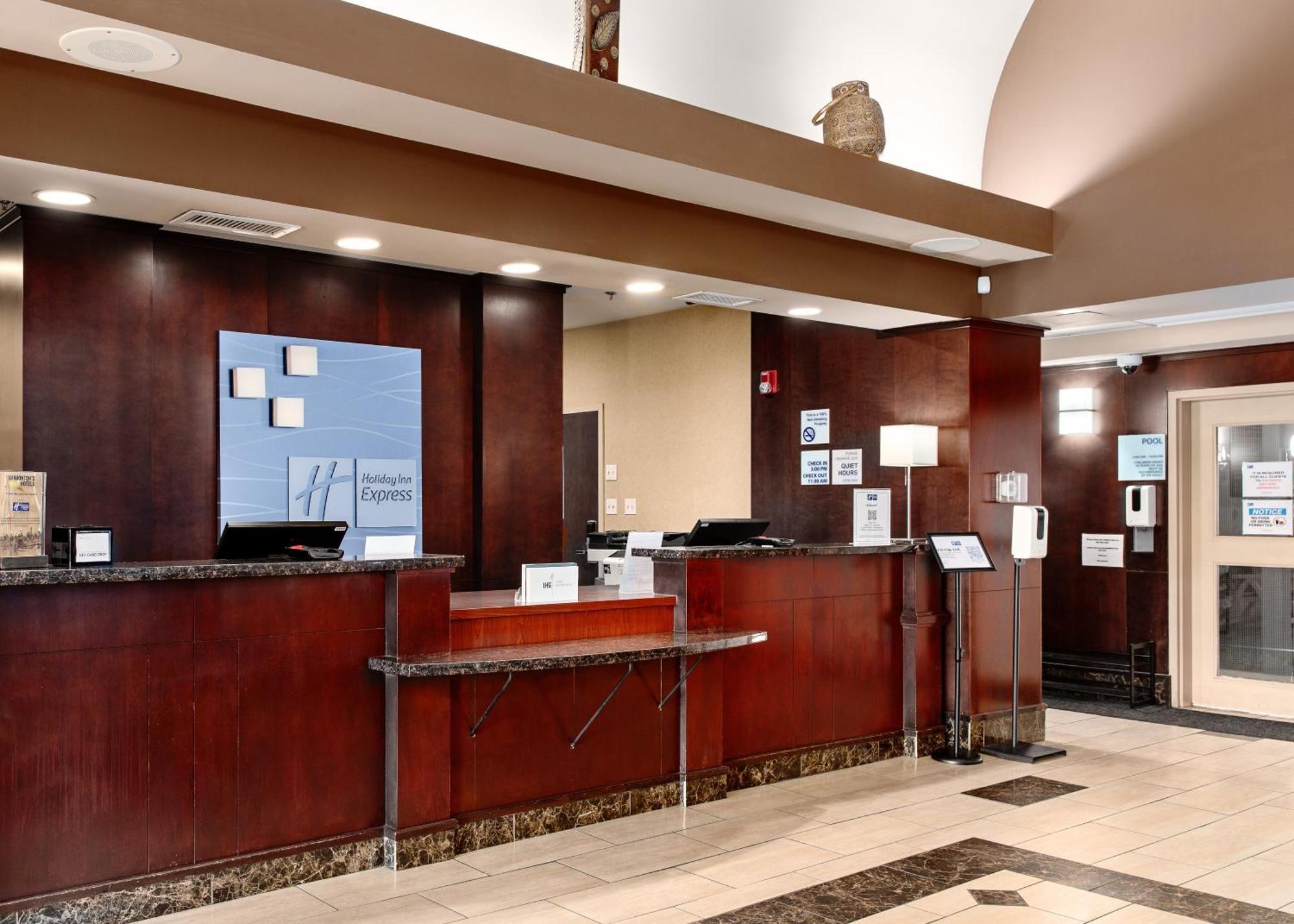 Holiday Inn Express Edmonton North By Ihg מראה חיצוני תמונה
